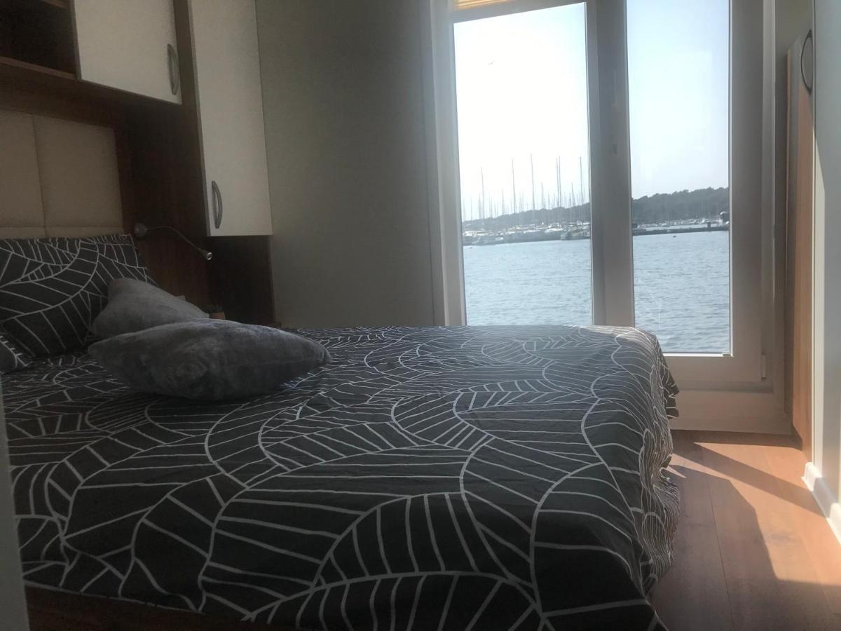 Floating House Varoni Pula Bagian luar foto
