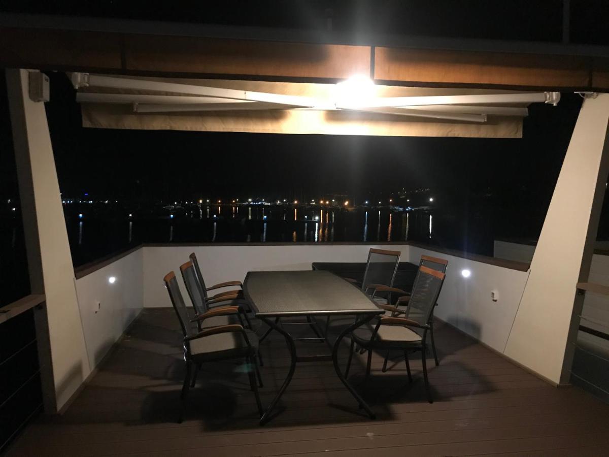 Floating House Varoni Pula Bagian luar foto
