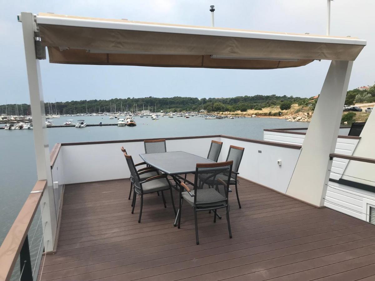 Floating House Varoni Pula Bagian luar foto