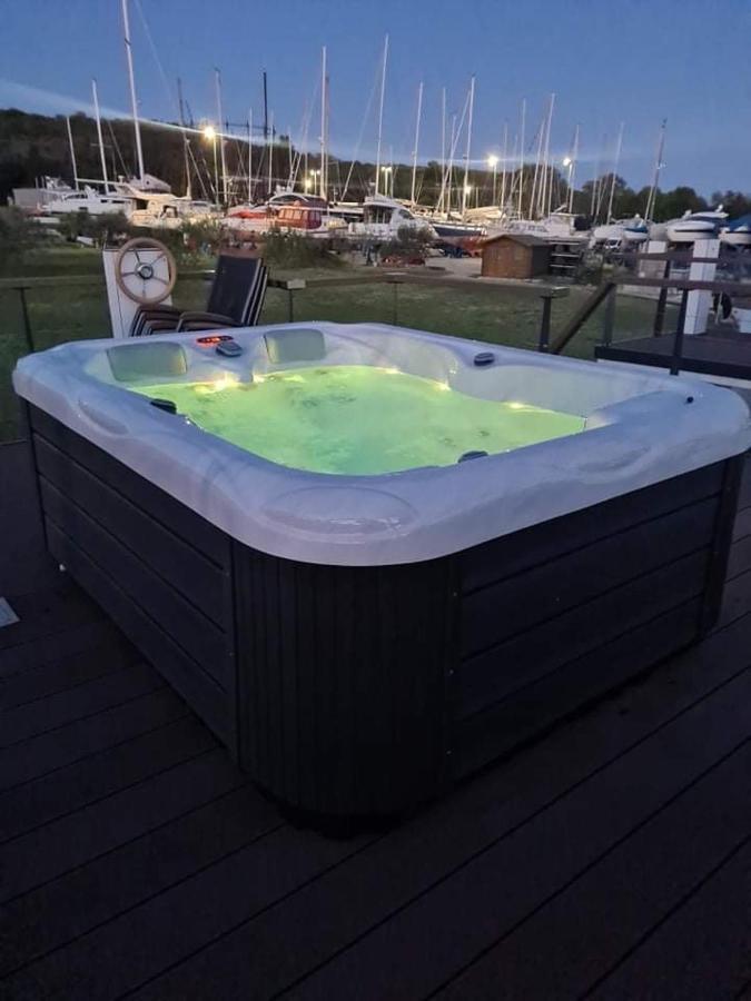 Floating House Varoni Pula Bagian luar foto