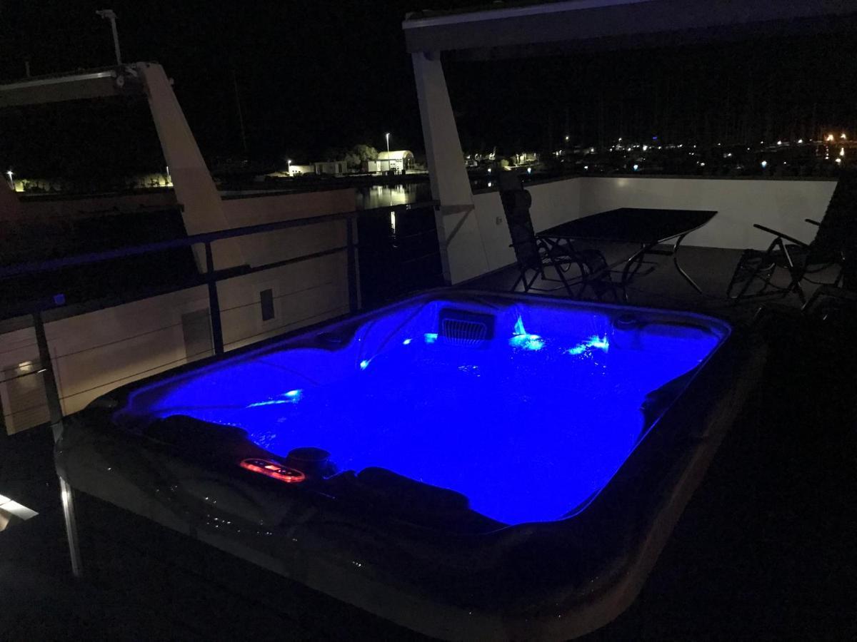 Floating House Varoni Pula Bagian luar foto